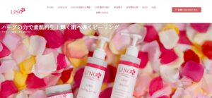 LINOのピーリングローションとアフタージェルが、色とりどりの花びらの上に並んでいる美容商品イメージ。